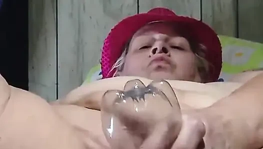 Ihre geile muschi ist durstige flasche beim ficken