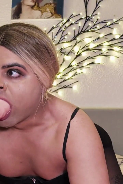 Dağınık kadın kılıklı köpek yavrusu eğitimi sikiş makinesi gırtlağına kadar alıyor, tükürüyor ve tek başına anal seks yapıyor