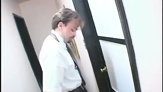 Курящей горячей черной шлюшке дрючат ее киску