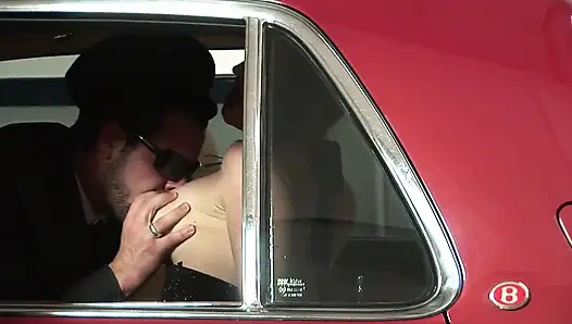 Geile MILF bekommt beide löcher im auto gebohrt
