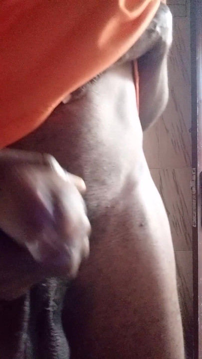 大きな黒いアフリカの巨大なチンポ、熱いオナニーと巨大なザーメン | クリップ 2