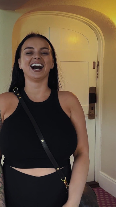 Payton Preslee'nin büyük göğüsleriyle parti
