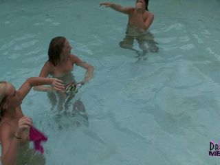 Vier hete meiden feesten naakt in mijn zwembad