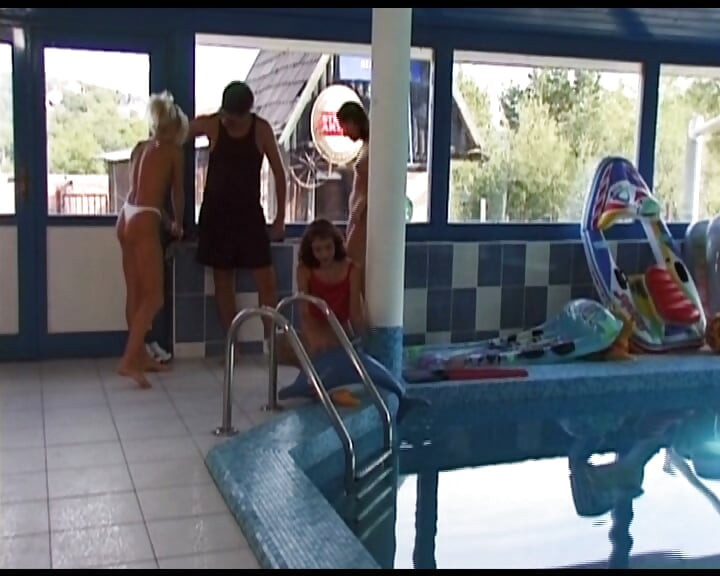 Une jolie Allemande dévore le sperme après une bonne baise au bureau