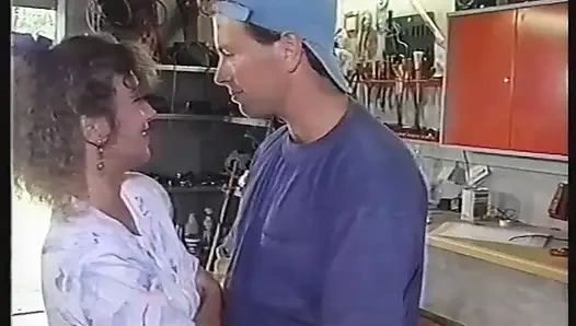 Gadis remaja rambut keriting rambut pirang lagi asik nyepong kontol dan pantat sempitnya dientot