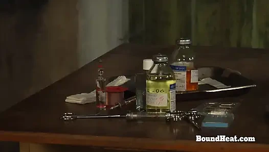 İç çamaşırlı sarışın lezbiyen köle soyunuyor ve madam tarafından öpülüyor