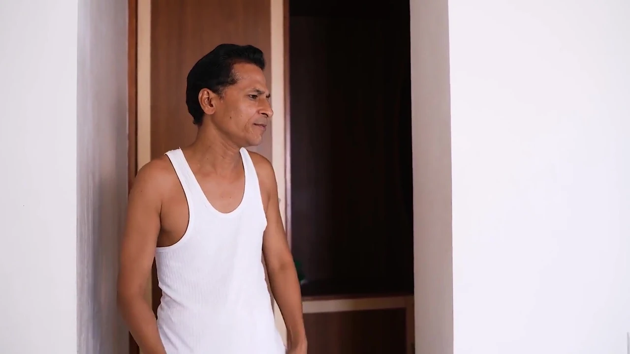 Koca, evli kadın ve kayınpederi büyük masti yapıyor, sert bir üçlü sikişme hikayesi