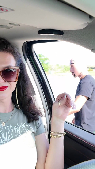 Trans blanca seduce a un extraño negro para acabar