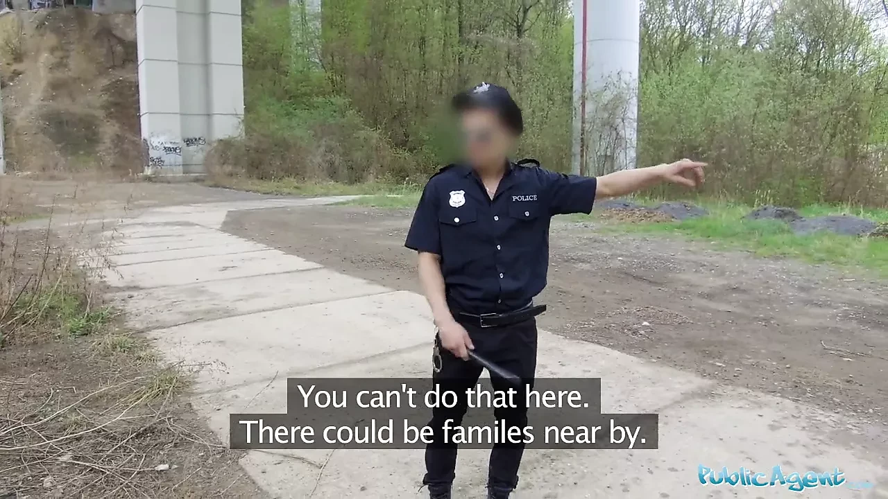 金发女郎在户外做爱后逃离警察