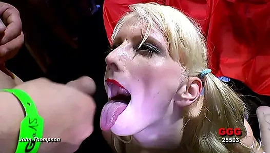 Blonde Gangbang-schlampe Mit Zöpfen Schluckt Ladungen