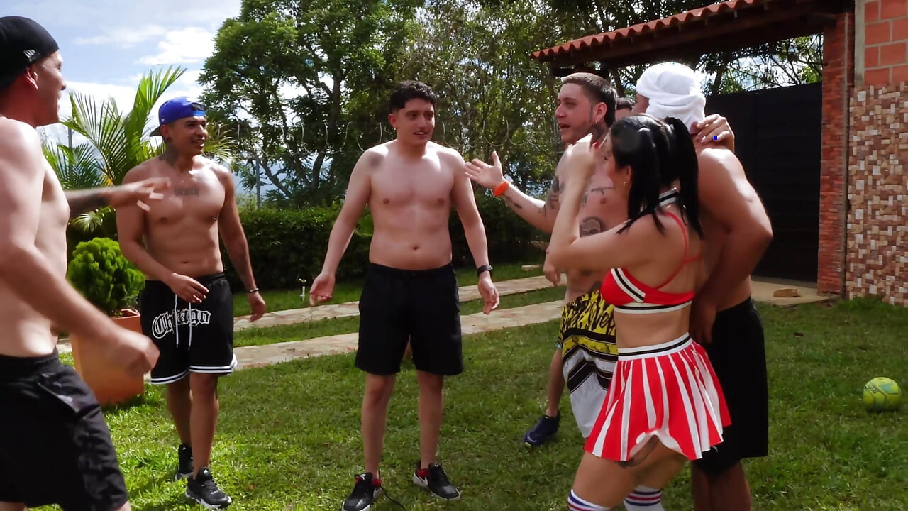 Meu primeiro gangbang com os amigos do meu futuro marido 1 buceta 6 paus