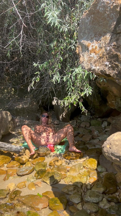 Masturbando em uma praia de nudismo.