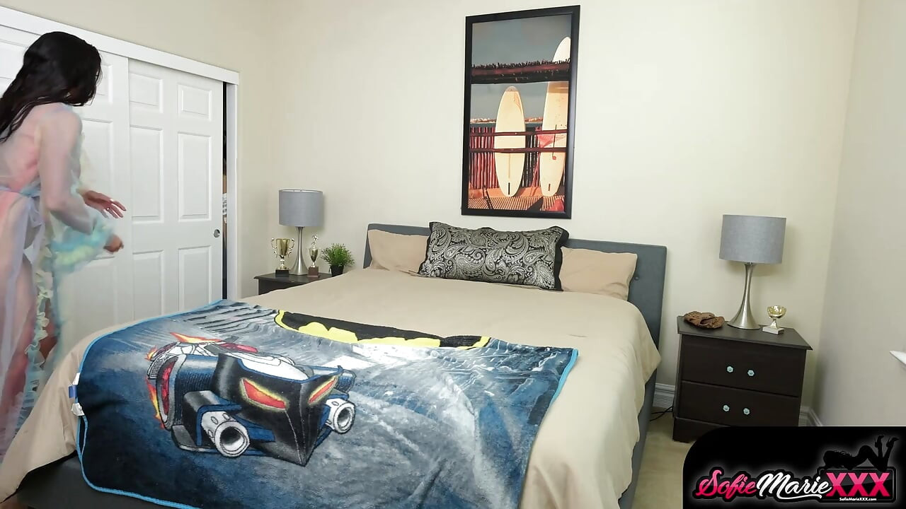 Çıplak orta yaşlı seksi kadın Sofie Marie azgın üvey oğlu tarafından sikiliyor