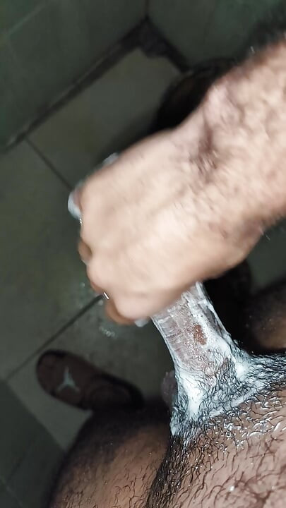 Hombre gay se masturba en en casa de sus padres cuando no están