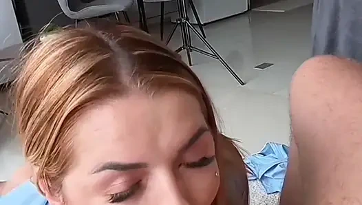 Öğle yemeğinden sonra çöl yerine sert seks - sarışın gostosa kovboy kıza biniş için hazır ve bakış açısında domaltmalı