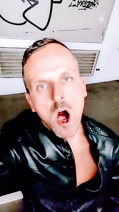 Slutboyben CAM4 性感色情明星Exhibitionist Benjamin在公共场合暴露