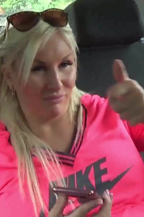 巨乳の野生の金髪Jarushka Rossは偶然に観光客の乗組員に会い、湖で弄