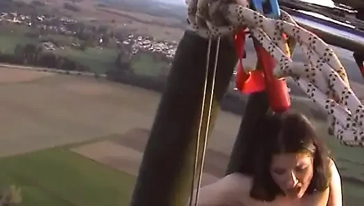 Bu çift sıcak hava balonuyla havada sikilmek için sabırsızlanıyor
