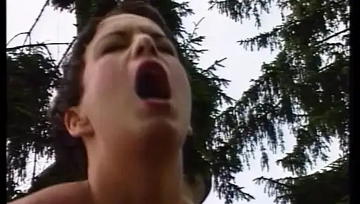 Немецкая крошка с идеальными сиськами здесь, чтобы трахнуться на улице