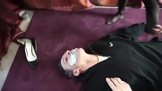 Gefesseltes Schätzchen in Dessous Unterwirft Sich Einem Intensiven BDSM-spiel