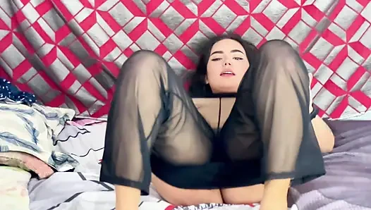 Viral 2026! Kitty, exhibitionist-DJ masturbiert in schwarzen dessous, bis der boden nass ist 🚨