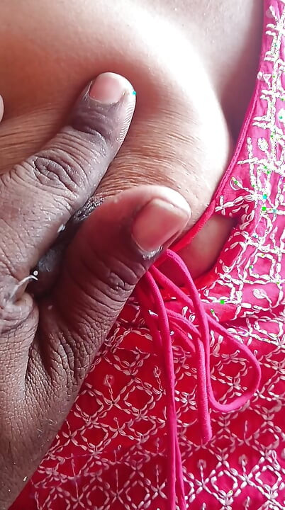 Tamil aunty molai irruthu pall eduthu pundaikul viralai vittu attum katchi