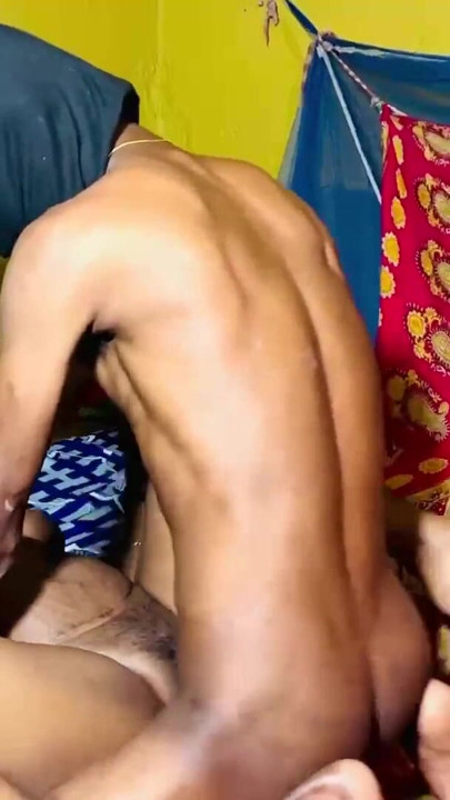 穿着紧身牛仔裤的热辣印度妻子的辛辣牛仔裤和后入式性爱 | 短片 2