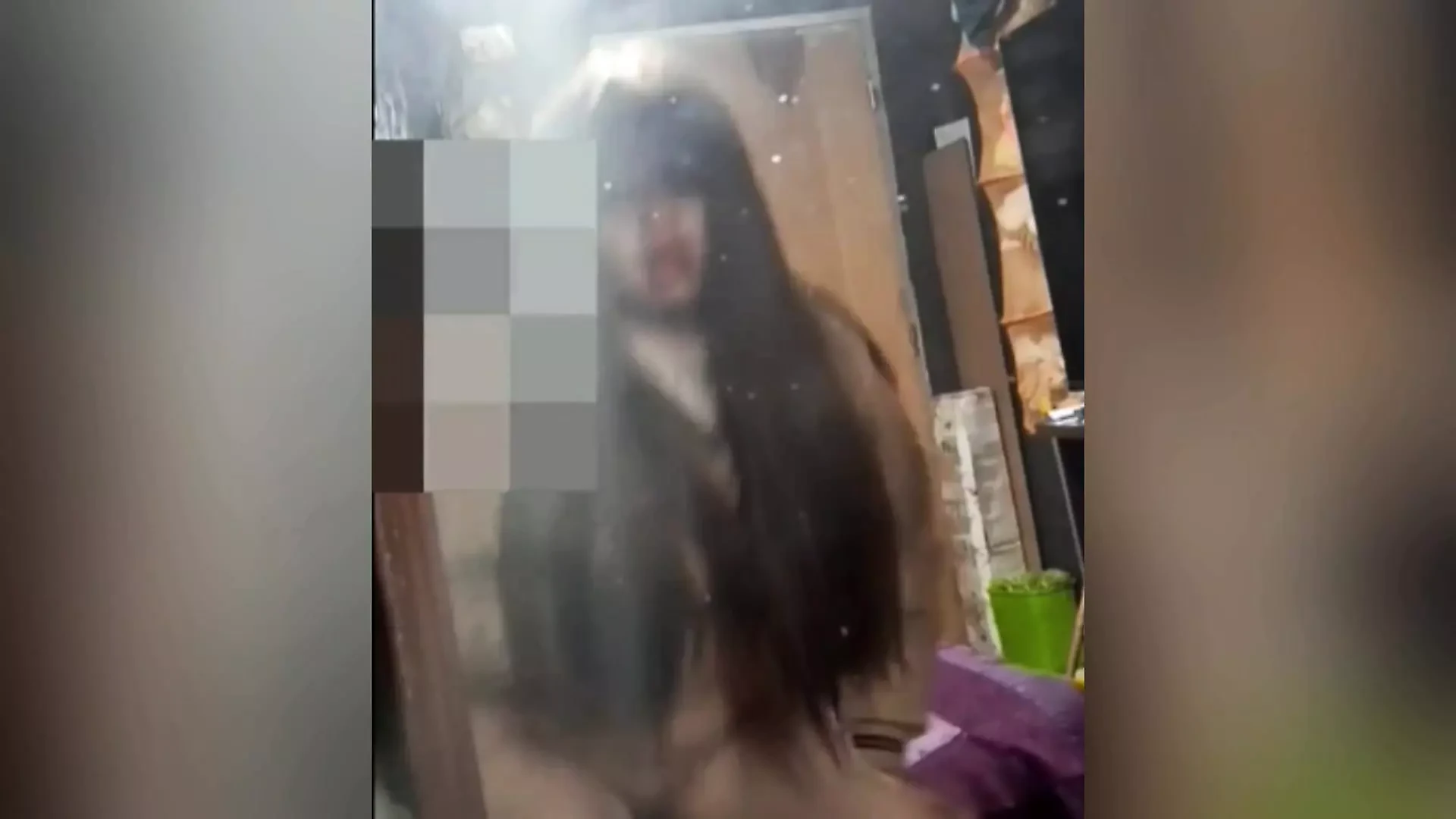 Non dire a nessuno che andiamo a scopare invece di andare in classe! Ragazza di 18 anni DÀ il culo davanti allo specchio