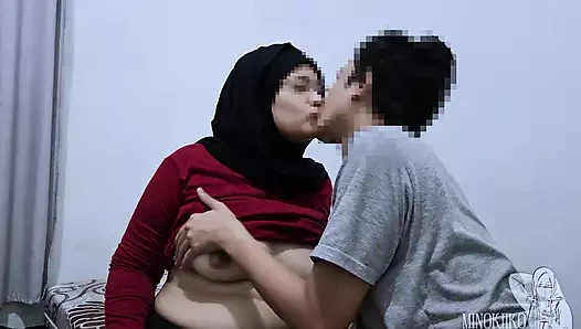 Мой хиджаб делает мне минет и лижет мою сперму, когда возвращаюсь в деревню