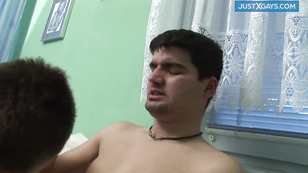 彼は彼のオタクのボーイフレンドに肛門をファックする方法を示しています