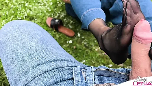 Greek Mountain Footjob Mit Verschwitzten Nylonfüßen - Outdoor Creampie Auf Meinen Sohlen
