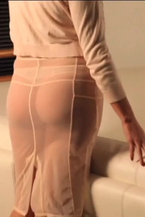 性感熟女慢慢脱衣服然后自慰 - Ryan Keely