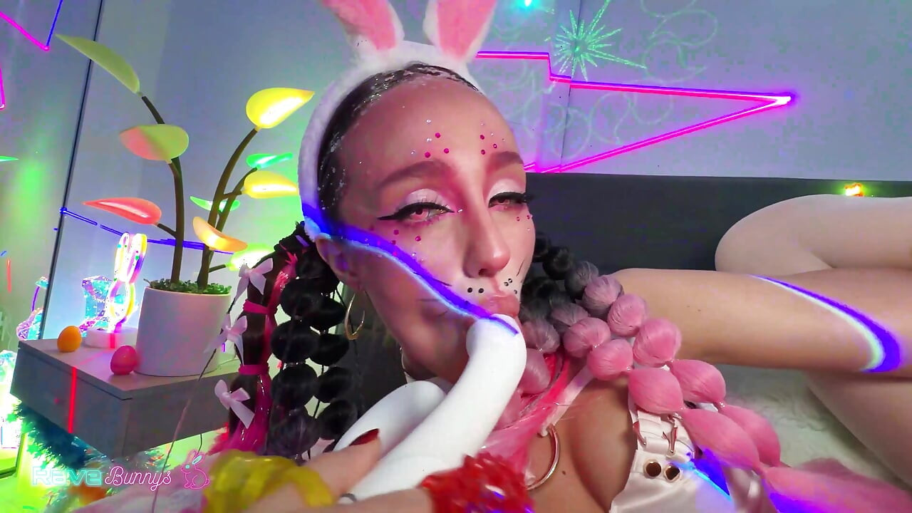 Christina Sage salta como uma coelhinha em uma sessão de Páscoa suja!