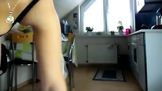 Раскрой свои желания: тверкает и соблазняет в простом нижнем белье!