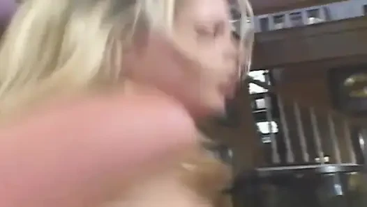 Blondes schätzchen weit gedehnt von pulsierendem schwanz in intensivem fick