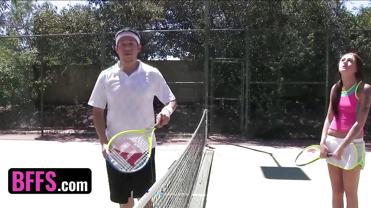 Bffs - pelatih tenis yang lagi sange mengangkat rok mini muridnya dan ngentot memek becek mereka di lapangan
