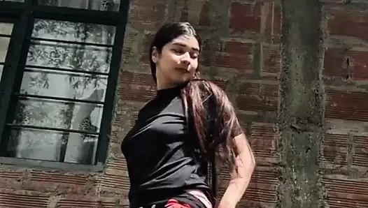 Yulieth Gomez kayınvalistinin park yerinde kendine dokunuyor ve lezzetli göğüslerini gösteriyor