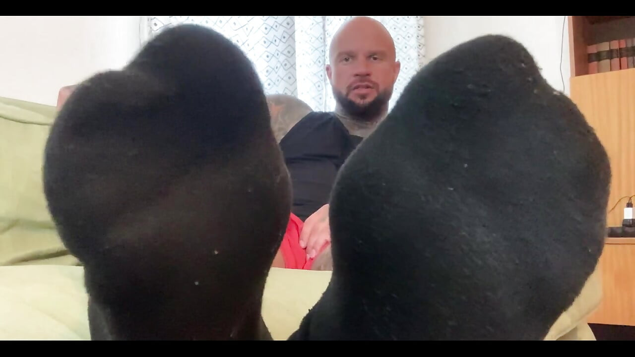 Adulmecându-ți tatăl vitreg picioarele împuțite după sală