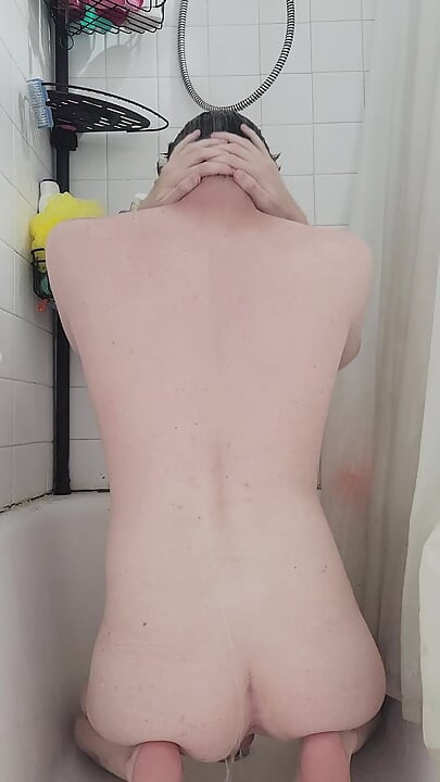 Femboy Twink tuširanje + losion dok nosi tangice
