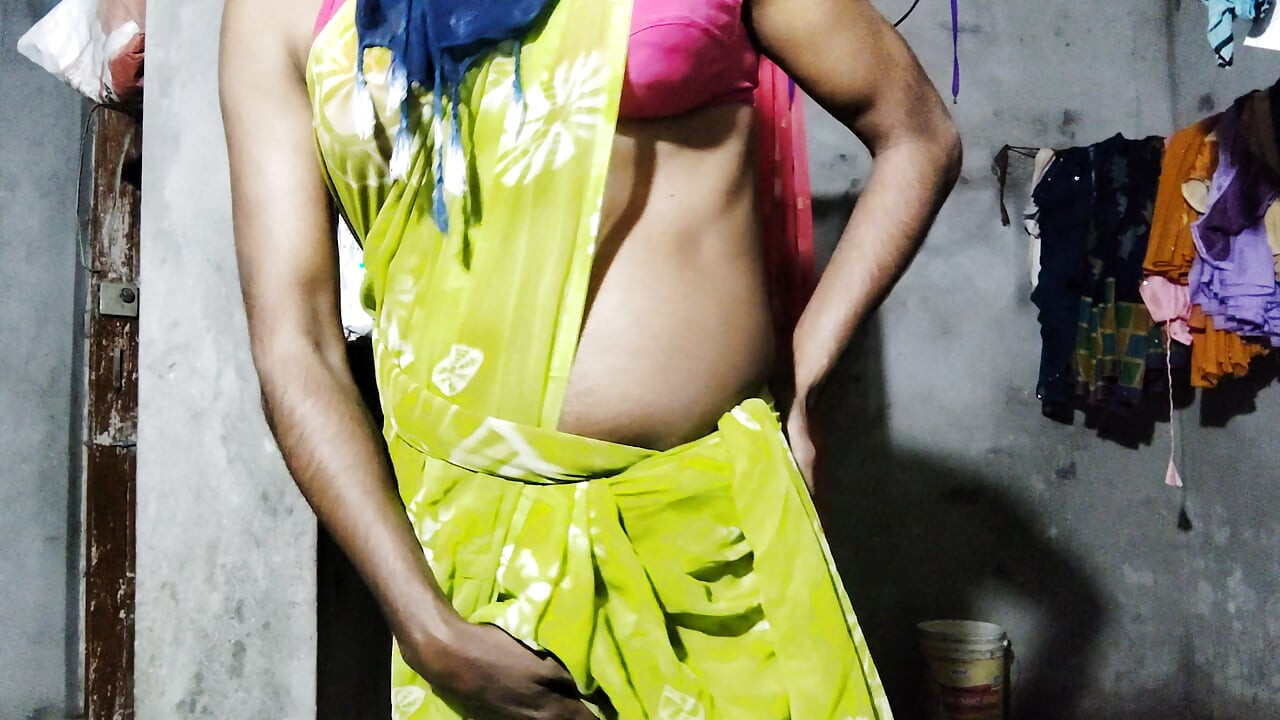 Hot shemale masturbation in saree