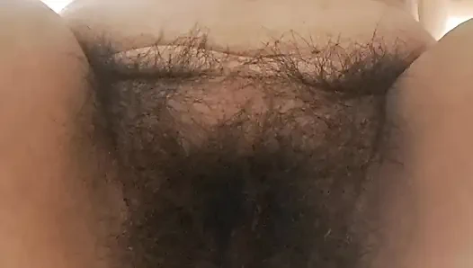 zeigt von unten die reife und behaarte muschi der mutter