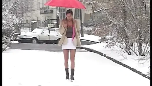 Solo pee girls - si seksi olga lagi kencing di luar ruangan