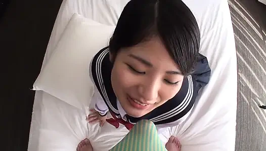 Мужчина средних лет и красотка в униформе