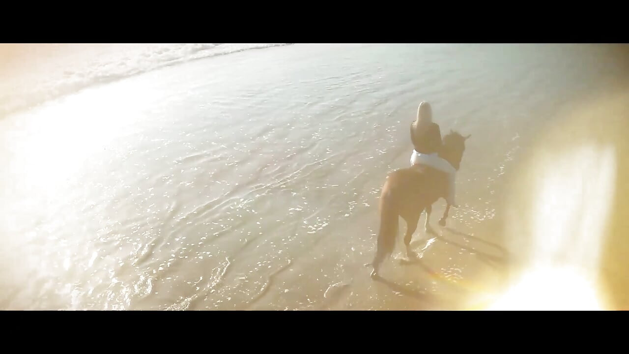 讨厌的金发女孩喜欢抚摸她的阴户