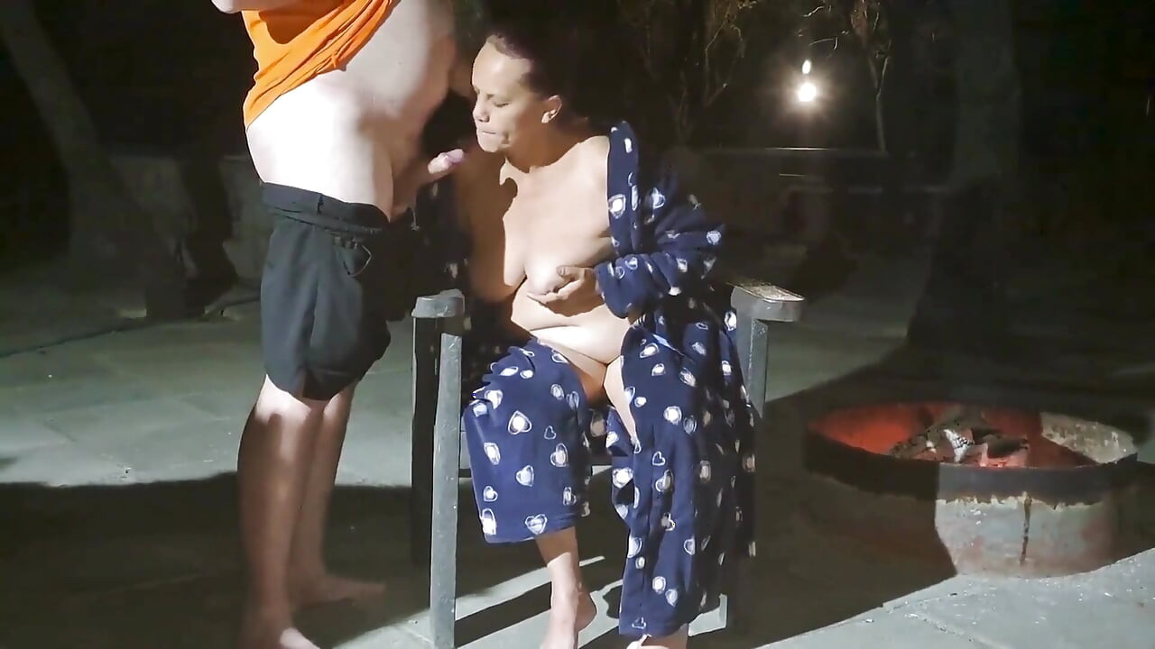 Hotwife amatur sebenar dogging menjemput orang asing untuk mengongkeknya di luar rumah.
