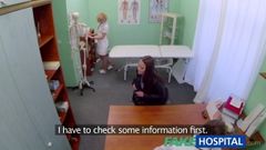 Fakehospital médico e enfermeira dão ao novo paciente
