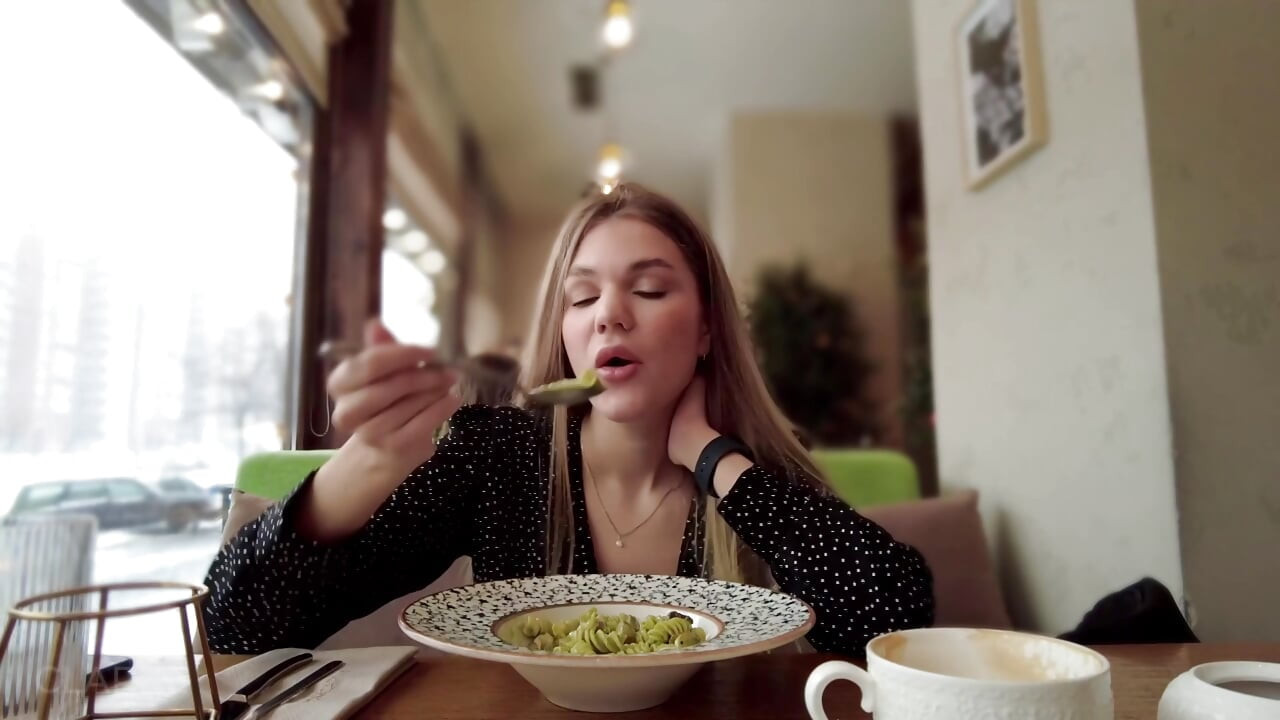 Makes Me Cum in Restaurant - Risky Sex