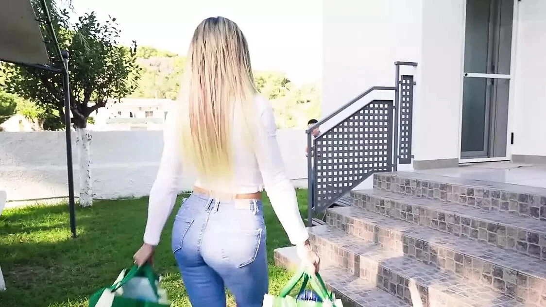 Üvey anne ıslanıyor - reality kings