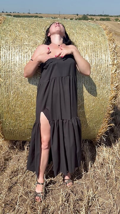 OwlPsyh seduces a farm worker with her masturbation in the field