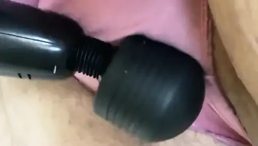 Stimulation meines kitzlers mit mächtigem zauberstab